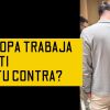 Persona preparando su outfit para proyectar una imagen segura y profesional